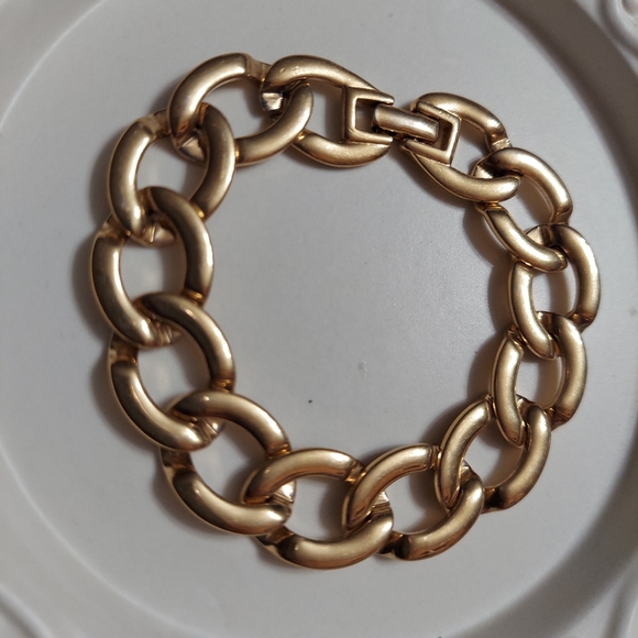 Monet Vintage Polished Gold Tone/Large Flat Oval Link Bracelet - Picture 2 of 8